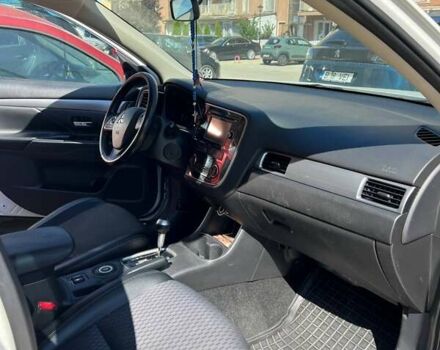 Міцубісі Аутлендер 2014 у Одесі на Automoto.ua Білий Міцубісі Аутлендер, об'ємом двигуна 2.36 л та пробігом 175 тис. км за 12500 $, фото 6 на Automoto.ua