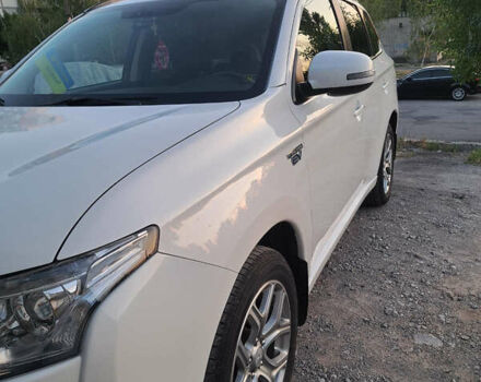Белый Мицубиси Аутлендер, объемом двигателя 2 л и пробегом 143 тыс. км за 16300 $, фото 2 на Automoto.ua