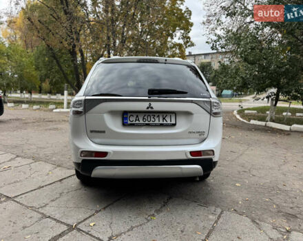 Белый Мицубиси Аутлендер, объемом двигателя 3 л и пробегом 161 тыс. км за 13900 $, фото 4 на Automoto.ua