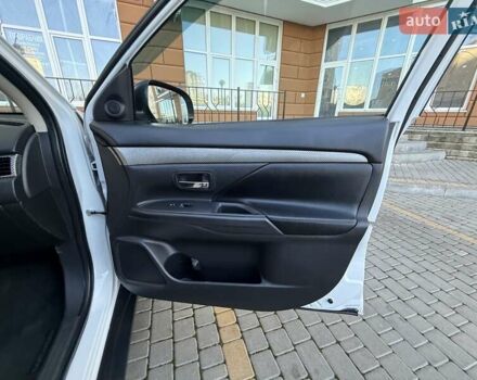 Белый Мицубиси Аутлендер, объемом двигателя 2.36 л и пробегом 140 тыс. км за 12999 $, фото 39 на Automoto.ua