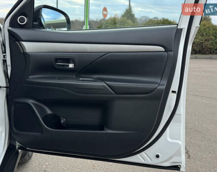 Белый Мицубиси Аутлендер, объемом двигателя 2.3 л и пробегом 214 тыс. км за 15499 $, фото 114 на Automoto.ua