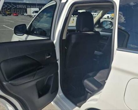 Белый Мицубиси Аутлендер, объемом двигателя 2 л и пробегом 299 тыс. км за 13999 $, фото 3 на Automoto.ua