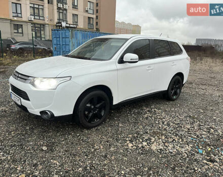 Белый Мицубиси Аутлендер, объемом двигателя 2 л и пробегом 216 тыс. км за 11300 $, фото 4 на Automoto.ua