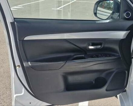 Белый Мицубиси Аутлендер, объемом двигателя 2 л и пробегом 299 тыс. км за 13999 $, фото 13 на Automoto.ua