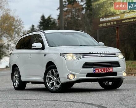 Белый Мицубиси Аутлендер, объемом двигателя 2 л и пробегом 210 тыс. км за 14300 $, фото 2 на Automoto.ua
