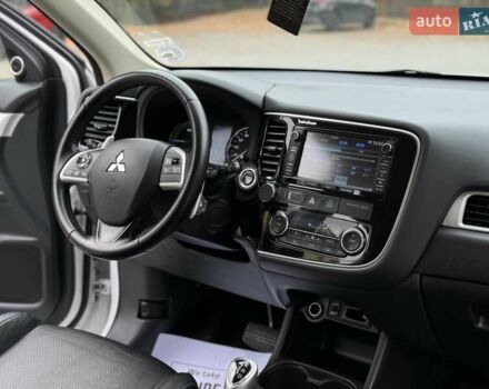 Белый Мицубиси Аутлендер, объемом двигателя 2 л и пробегом 210 тыс. км за 14300 $, фото 44 на Automoto.ua