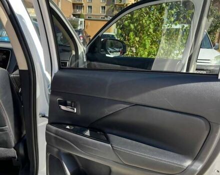 Міцубісі Аутлендер 2014 у Одесі на Automoto.ua Білий Міцубісі Аутлендер, об'ємом двигуна 2.36 л та пробігом 175 тис. км за 12500 $, фото 7 на Automoto.ua