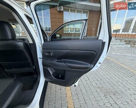 Белый Мицубиси Аутлендер, объемом двигателя 2.36 л и пробегом 140 тыс. км за 12999 $, фото 30 на Automoto.ua