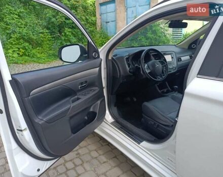 Міцубісі Аутлендер 2014 у Чорткові на Automoto.ua Білий Міцубісі Аутлендер, об'ємом двигуна 3 л та пробігом 105 тис. км за 14500 $, фото 1 на Automoto.ua