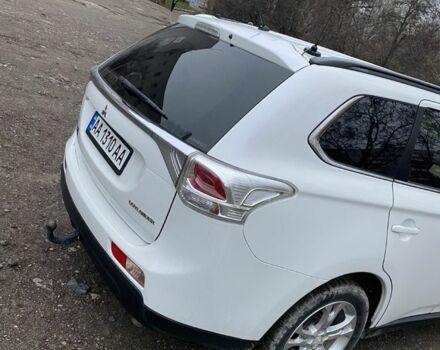 Белый Мицубиси Аутлендер, объемом двигателя 2.4 л и пробегом 201 тыс. км за 10000 $, фото 3 на Automoto.ua