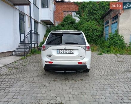 Міцубісі Аутлендер 2014 у Чорткові на Automoto.ua Білий Міцубісі Аутлендер, об'ємом двигуна 3 л та пробігом 105 тис. км за 14500 $, фото 9 на Automoto.ua