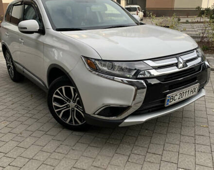 Белый Мицубиси Аутлендер, объемом двигателя 2.36 л и пробегом 47 тыс. км за 16000 $, фото 3 на Automoto.ua