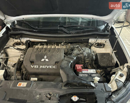 Белый Мицубиси Аутлендер, объемом двигателя 3 л и пробегом 310 тыс. км за 12700 $, фото 50 на Automoto.ua