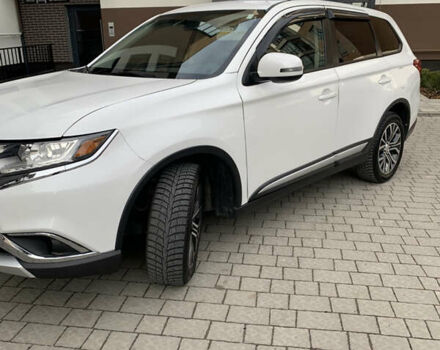 Белый Мицубиси Аутлендер, объемом двигателя 2.36 л и пробегом 47 тыс. км за 16000 $, фото 1 на Automoto.ua