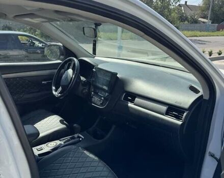 Білий Міцубісі Аутлендер, об'ємом двигуна 2.4 л та пробігом 91 тис. км за 15900 $, фото 7 на Automoto.ua