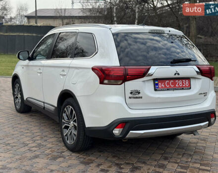 Белый Мицубиси Аутлендер, объемом двигателя 3 л и пробегом 310 тыс. км за 12700 $, фото 1 на Automoto.ua