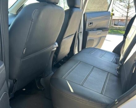 Белый Мицубиси Аутлендер, объемом двигателя 2 л и пробегом 255 тыс. км за 11500 $, фото 6 на Automoto.ua