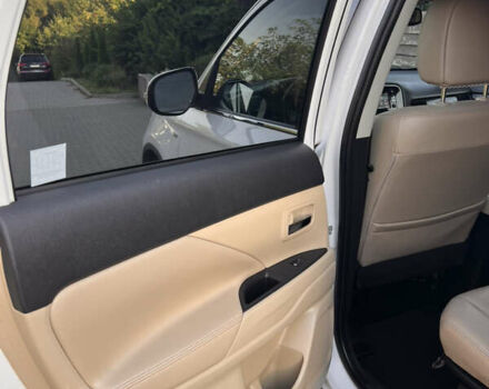 Белый Мицубиси Аутлендер, объемом двигателя 3 л и пробегом 197 тыс. км за 15300 $, фото 41 на Automoto.ua