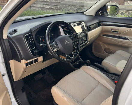 Белый Мицубиси Аутлендер, объемом двигателя 3 л и пробегом 197 тыс. км за 15500 $, фото 30 на Automoto.ua