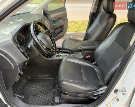 Міцубісі Аутлендер 2015 у Дніпро (Дніпропетровську) на Automoto.ua Білий Міцубісі Аутлендер, об'ємом двигуна 2.36 л та пробігом 178 тис. км за 14500 $, фото 9 на Automoto.ua
