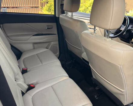 Белый Мицубиси Аутлендер, объемом двигателя 3 л и пробегом 197 тыс. км за 15500 $, фото 48 на Automoto.ua