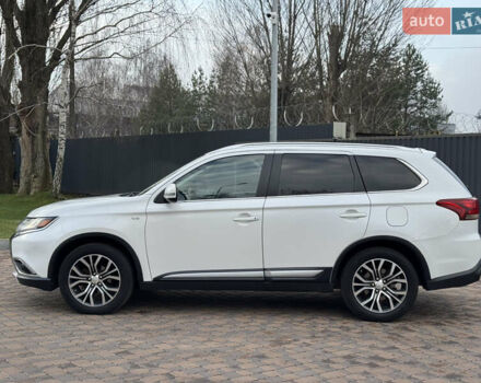 Белый Мицубиси Аутлендер, объемом двигателя 3 л и пробегом 310 тыс. км за 12700 $, фото 25 на Automoto.ua