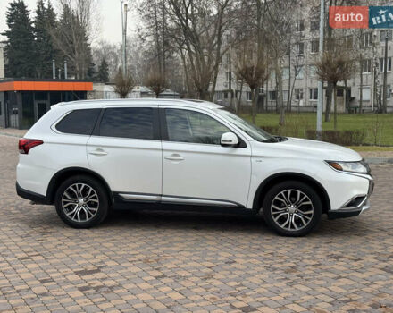 Белый Мицубиси Аутлендер, объемом двигателя 3 л и пробегом 310 тыс. км за 12700 $, фото 3 на Automoto.ua