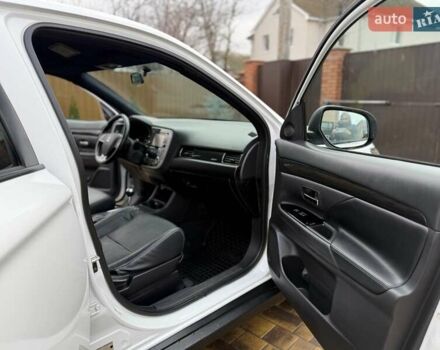 Белый Мицубиси Аутлендер, объемом двигателя 2.36 л и пробегом 191 тыс. км за 13950 $, фото 31 на Automoto.ua