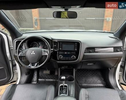 Белый Мицубиси Аутлендер, объемом двигателя 2.36 л и пробегом 191 тыс. км за 13950 $, фото 8 на Automoto.ua
