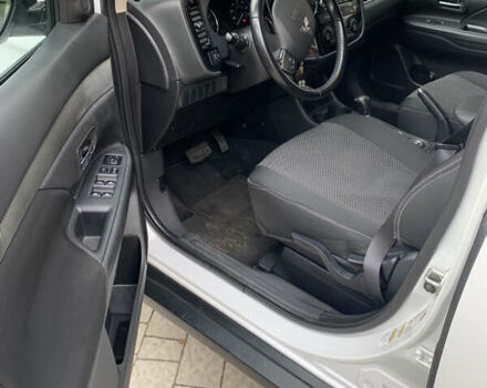 Белый Мицубиси Аутлендер, объемом двигателя 2.36 л и пробегом 47 тыс. км за 16000 $, фото 14 на Automoto.ua