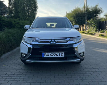 Белый Мицубиси Аутлендер, объемом двигателя 3 л и пробегом 197 тыс. км за 15300 $, фото 1 на Automoto.ua