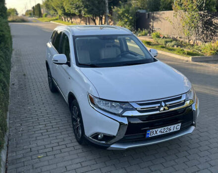 Белый Мицубиси Аутлендер, объемом двигателя 3 л и пробегом 197 тыс. км за 15300 $, фото 3 на Automoto.ua