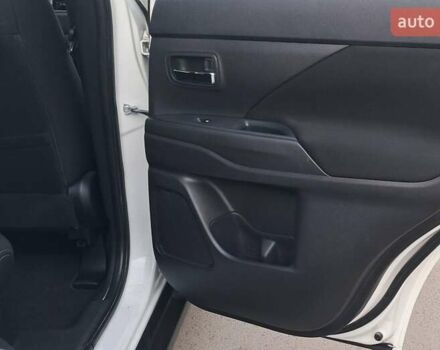 Білий Міцубісі Аутлендер, об'ємом двигуна 2.3 л та пробігом 130 тис. км за 14999 $, фото 13 на Automoto.ua