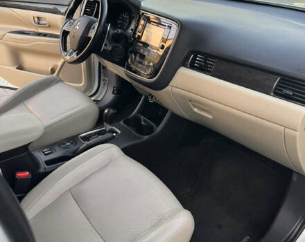 Белый Мицубиси Аутлендер, объемом двигателя 3 л и пробегом 197 тыс. км за 15500 $, фото 46 на Automoto.ua