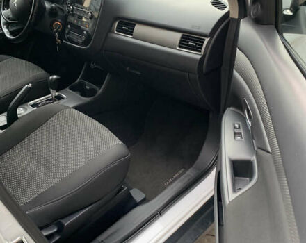 Белый Мицубиси Аутлендер, объемом двигателя 2.36 л и пробегом 47 тыс. км за 16000 $, фото 16 на Automoto.ua