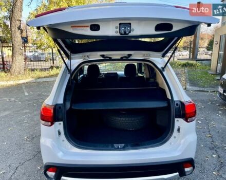 Белый Мицубиси Аутлендер, объемом двигателя 2 л и пробегом 146 тыс. км за 14500 $, фото 4 на Automoto.ua