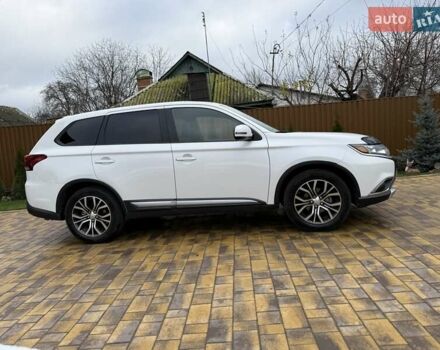 Белый Мицубиси Аутлендер, объемом двигателя 2.36 л и пробегом 191 тыс. км за 13950 $, фото 3 на Automoto.ua