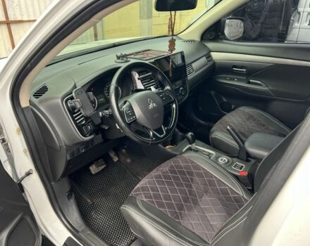 Белый Мицубиси Аутлендер, объемом двигателя 3 л и пробегом 175 тыс. км за 13100 $, фото 4 на Automoto.ua