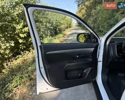 Белый Мицубиси Аутлендер, объемом двигателя 2.2 л и пробегом 240 тыс. км за 17999 $, фото 18 на Automoto.ua