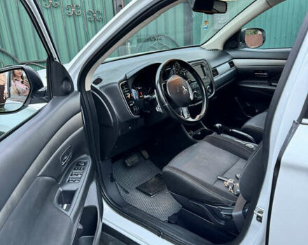 Белый Мицубиси Аутлендер, объемом двигателя 2.3 л и пробегом 180 тыс. км за 16000 $, фото 5 на Automoto.ua