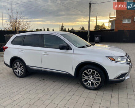 Белый Мицубиси Аутлендер, объемом двигателя 2.36 л и пробегом 151 тыс. км за 16700 $, фото 4 на Automoto.ua