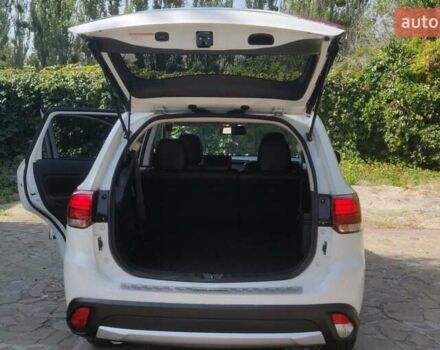 Белый Мицубиси Аутлендер, объемом двигателя 3 л и пробегом 115 тыс. км за 15300 $, фото 3 на Automoto.ua