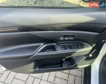 Білий Міцубісі Аутлендер, об'ємом двигуна 3 л та пробігом 157 тис. км за 16900 $, фото 18 на Automoto.ua