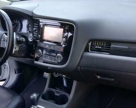 Белый Мицубиси Аутлендер, объемом двигателя 3 л и пробегом 115 тыс. км за 15300 $, фото 2 на Automoto.ua