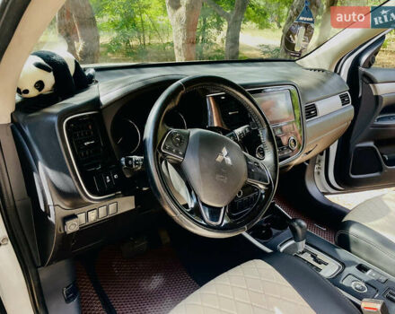 Белый Мицубиси Аутлендер, объемом двигателя 2.36 л и пробегом 170 тыс. км за 15000 $, фото 8 на Automoto.ua