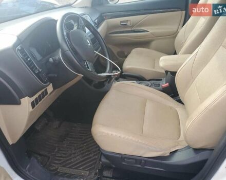 Білий Міцубісі Аутлендер, об'ємом двигуна 2.36 л та пробігом 160 тис. км за 2100 $, фото 6 на Automoto.ua