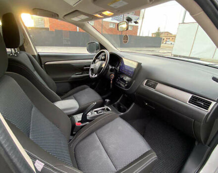 Белый Мицубиси Аутлендер, объемом двигателя 2.36 л и пробегом 151 тыс. км за 16700 $, фото 6 на Automoto.ua