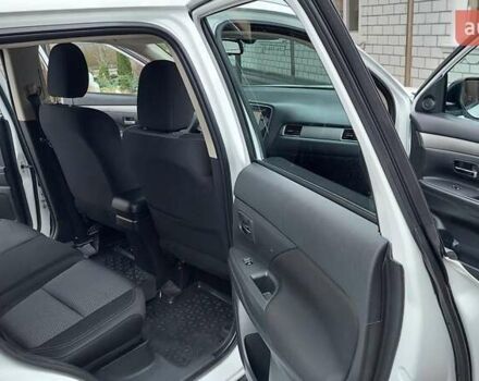 Белый Мицубиси Аутлендер, объемом двигателя 2.35 л и пробегом 127 тыс. км за 19000 $, фото 9 на Automoto.ua