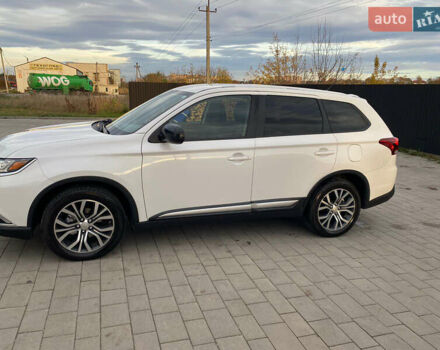 Белый Мицубиси Аутлендер, объемом двигателя 2.36 л и пробегом 151 тыс. км за 16700 $, фото 1 на Automoto.ua