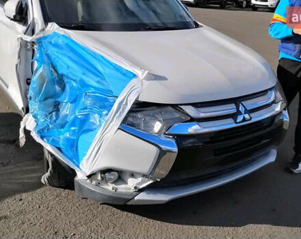 Білий Міцубісі Аутлендер, об'ємом двигуна 3 л та пробігом 177 тис. км за 9000 $, фото 5 на Automoto.ua